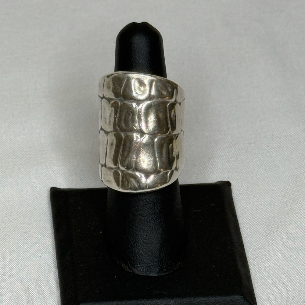 UNO de 50 Textured Wide Silver Embossed Ring - Picture 3 of 7